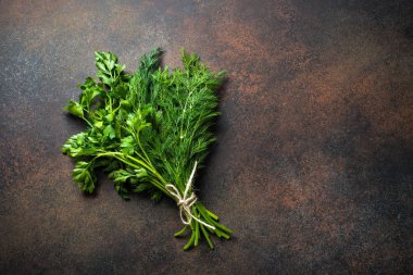 Bir demet dereotu ve maydanoz