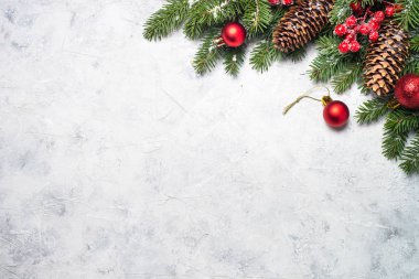 köknar ağacı dalı ve kırmızı yılbaşı süsleri