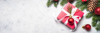 Kırmızı Noel hediye kutusu, köknar ağacı dalı ve dekorasyon. 
