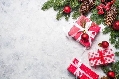 Kırmızı Noel hediye kutusu, köknar ağacı dalı ve dekorasyon. 