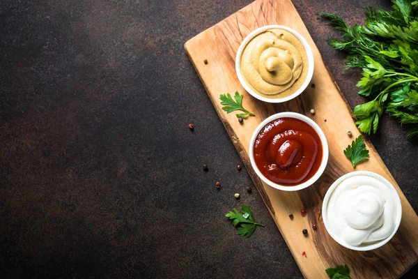 Molho clássico de árvore - ketchup, maionese e mostarda . — Fotografia de Stock