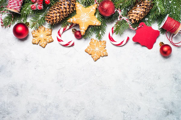 圣诞姜饼, 雪冷杉树和装饰品 — 图库照片