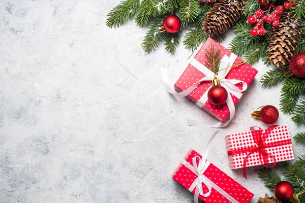 Caixa de presente de Natal vermelho, ramo de abeto e decorações . — Fotografia de Stock