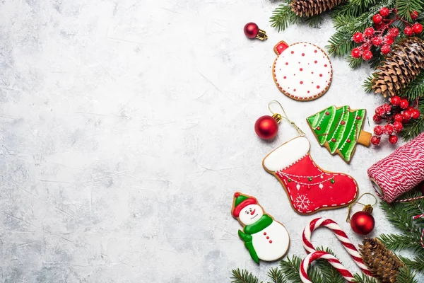 Pan de jengibre de Navidad y decoraciones de Navidad — Foto de Stock