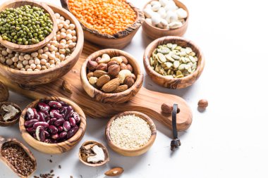 Baklagiller. tohumlar ve fındık beyaz