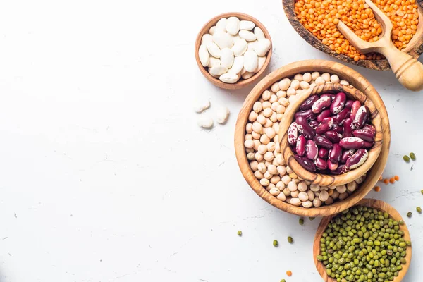 Legumbres - lentejas, garbanzos, frijoles, frijol mungo verde sobre blanco — Foto de Stock