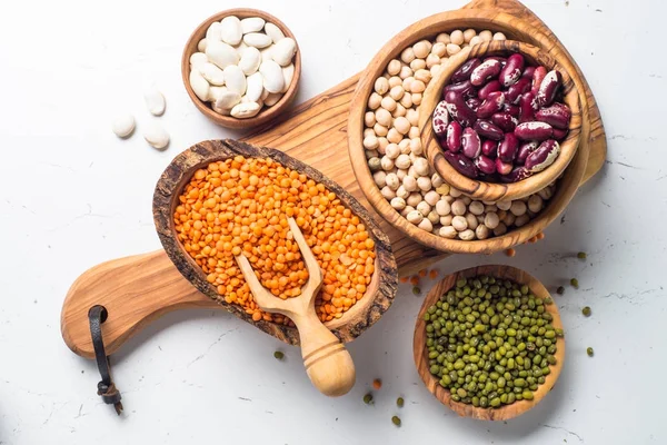 Luštěniny - čočka, cizrna, fazole, zelené fazole mungo na bílém — Stock fotografie