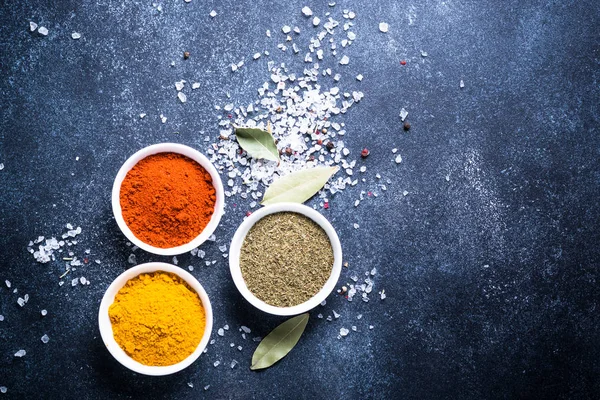 Diverse kruiden in een kommen op stenen tafel. — Stockfoto