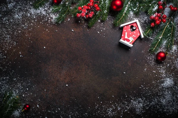 赤い鳥の家をクリスマスの背景. — ストック写真