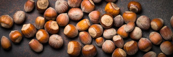 Hasselnöt på mörka rostig bord. — Stockfoto