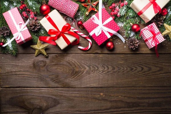 Sfondo natalizio con regalo e decorazioni . — Foto Stock