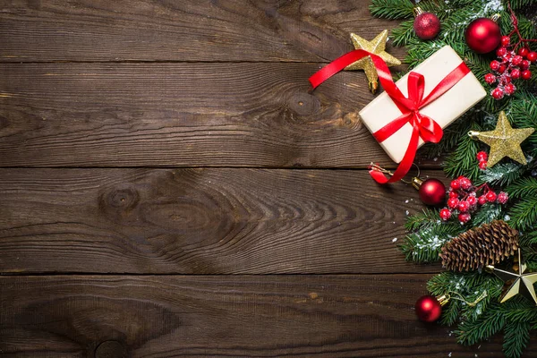 Sfondo natalizio con regalo e decorazioni . — Foto Stock