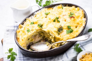 Graten veya yemek pişirme güveç.