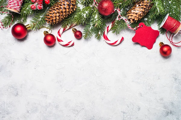 Abete di neve di Natale e decorazioni — Foto Stock
