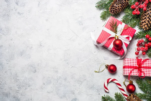 Kırmızı Noel hediye kutusu, köknar ağacı dalı ve dekorasyon. 