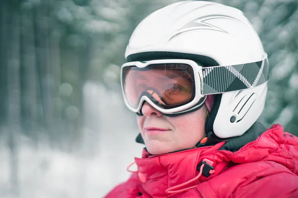 Femme skieuse sur une piste de ski — Photo