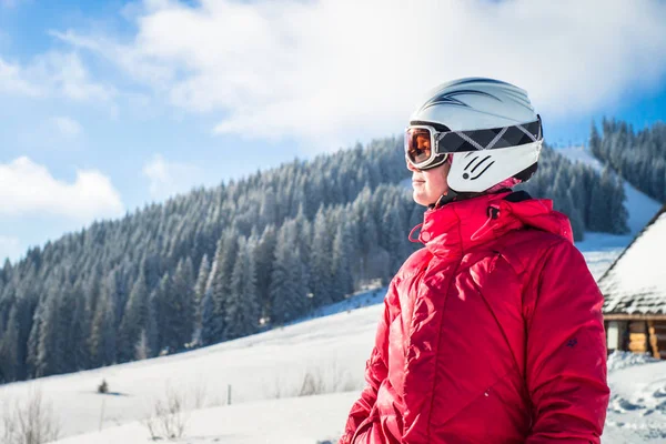 Femme skieuse sur une piste de ski — Photo