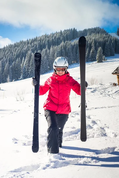 Femme skieuse sur une piste de ski — Photo