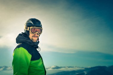 Bir kayakçı dağlarda portresi.