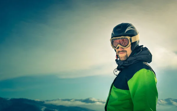 Bir kayakçı dağlarda portresi. — Stok fotoğraf