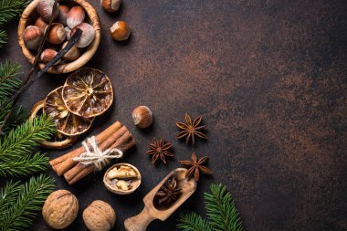 Noel baharat ve kuruyemiş paslı taş masada.
