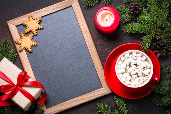 Boże Narodzenie obecny, Świeca, jodły i gorąca czekolada. — Zdjęcie stockowe