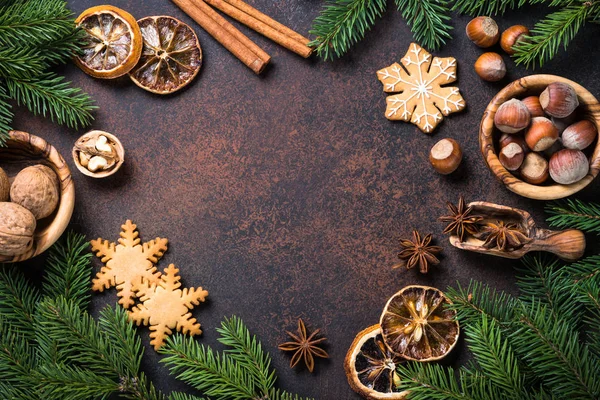 Especias de Navidad y frutos secos en la mesa de piedra oxidada . — Foto de Stock