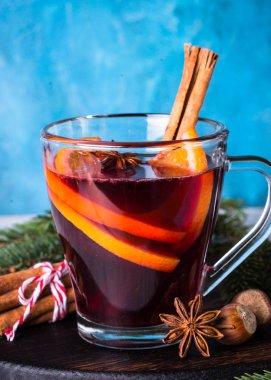 Bardakta sıcak şarap. 