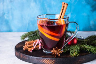 Bardakta sıcak şarap. 