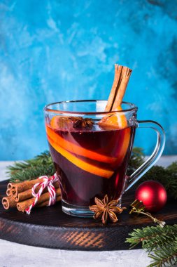 Bardakta sıcak şarap. 