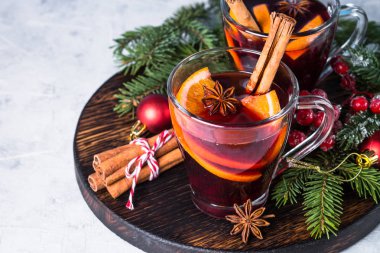 Bardakta sıcak şarap. 