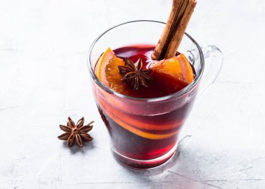 Bardakta sıcak şarap. 