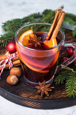 Bardakta sıcak şarap. 
