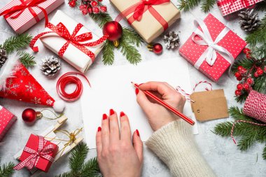 Noel hediye kutusu gri taş masada. 