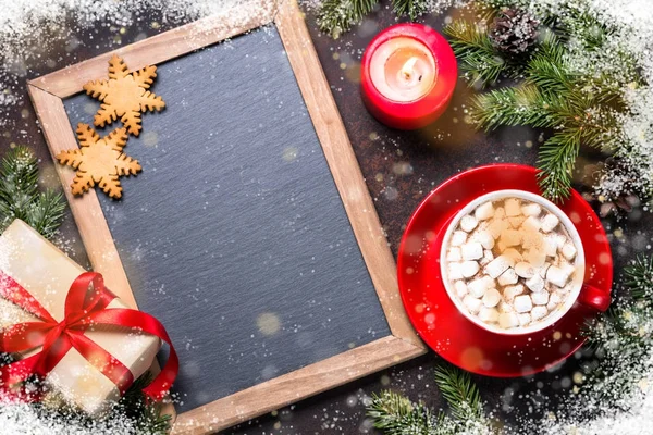 Weihnachtsgeschenk, Kerze, Tannenbaum und heiße Schokolade. — Stockfoto