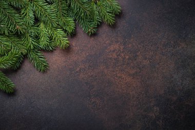 Köknar ağacı çam kozalakları ve karanlık taş masada süslemeleri. 