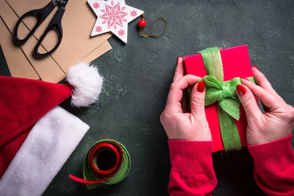 Vrouw verpakking kerstcadeau. — Stockfoto