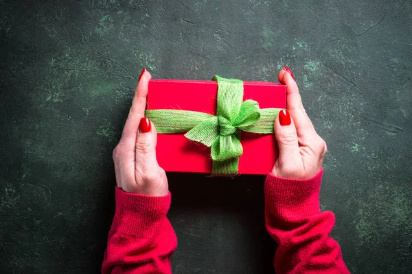Caja de regalo de Navidad de bodega femenina — Foto de Stock