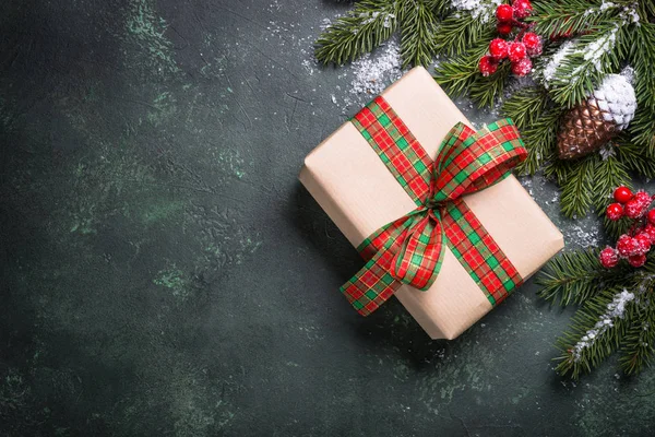 Caja de regalo de Navidad con abeto y decoraciones — Foto de Stock