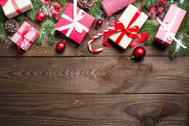 Noel hediye ve süslemeleri ile arka plan.