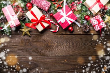 Noel hediye ve süslemeleri ile arka plan.