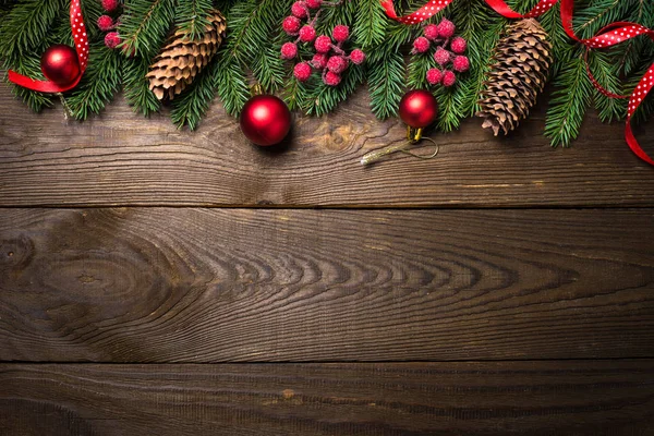 Abeto de Navidad y decoraciones en mesa de madera . —  Fotos de Stock