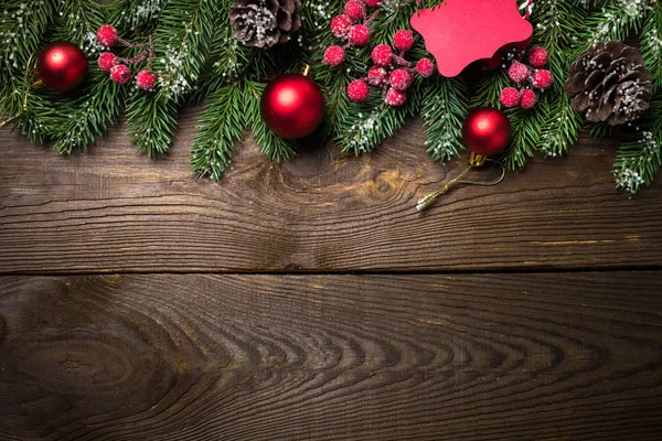 Abeto de Navidad y decoraciones en mesa de madera . —  Fotos de Stock
