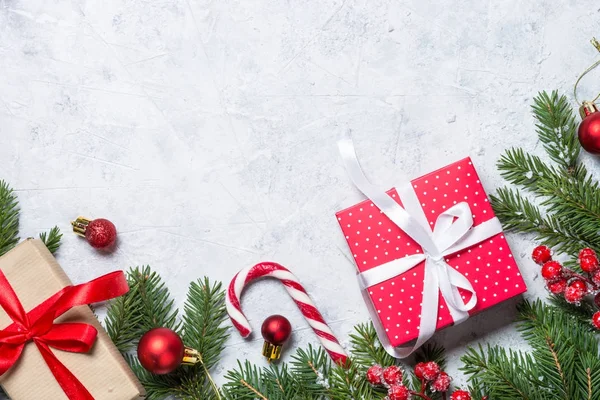 Weihnachten Hintergrund mit Geschenk und Dekoration. — Stockfoto