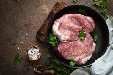 Pan çiğ domuz eti. 