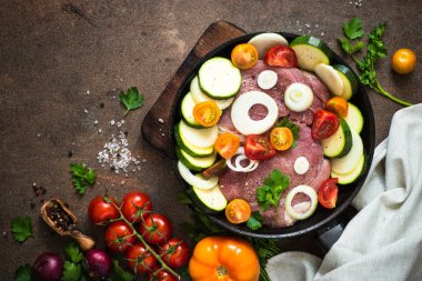 Çiğ domuz eti ile tavada sebze. 