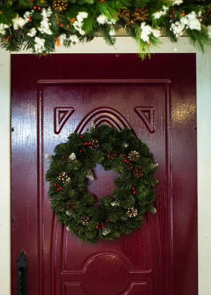 Corona de Navidad en la puerta. —  Fotos de Stock