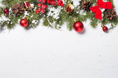 beyaz üzerine kırmızı yılbaşı süsleri.