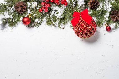 beyaz üzerine kırmızı yılbaşı süsleri.