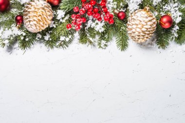 beyaz üzerine kırmızı yılbaşı süsleri.